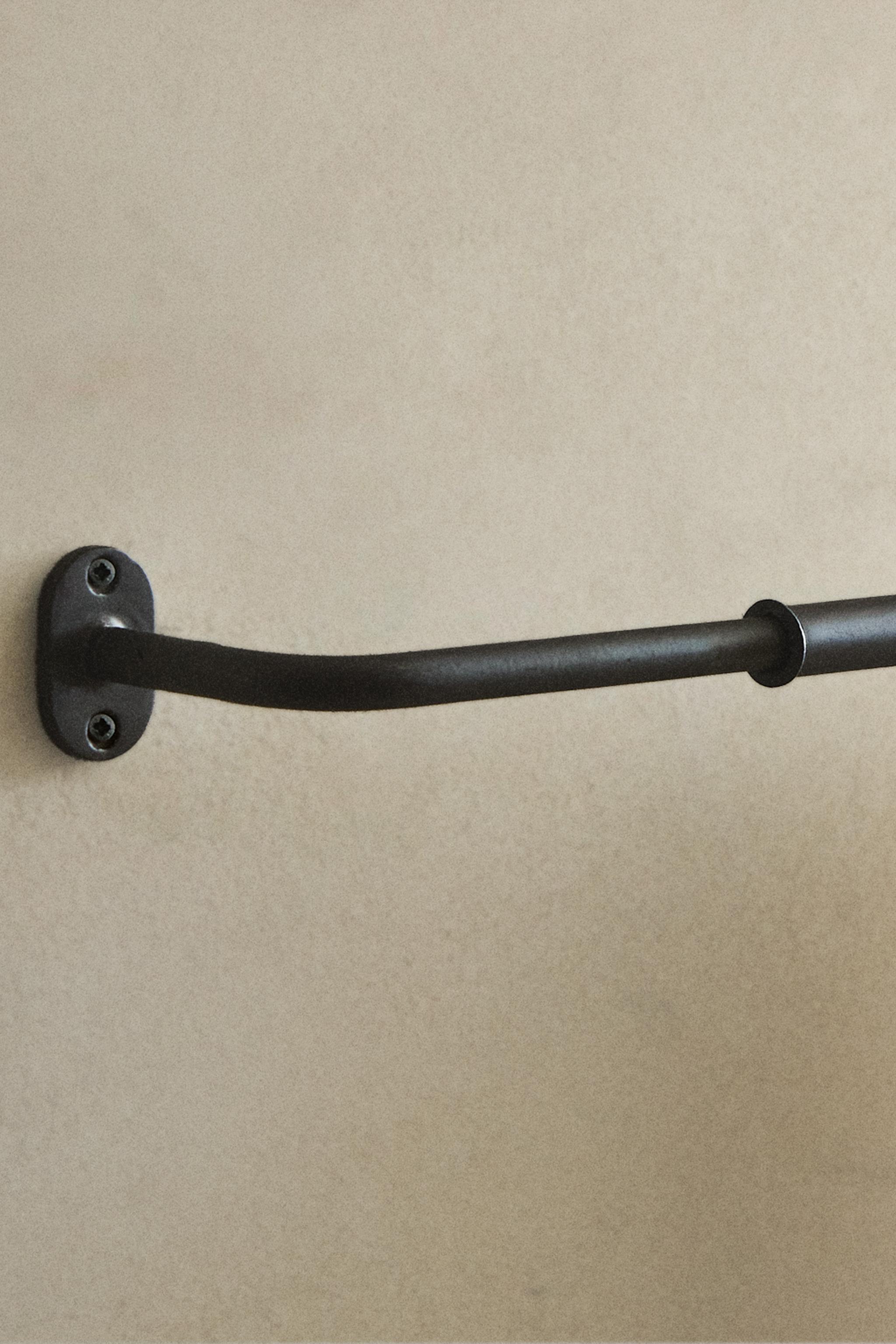EXTENDIBLE METALLIC CURTAIN RAIL
